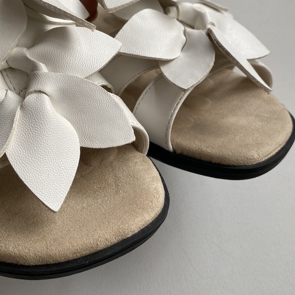 Comfortview The Paula White Floral Sandal, Size 7 1/2W - Picture 10 of 10